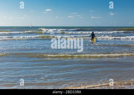 Herzliya, Israel - 05. März 2020:Surfers reiten auf den Wellen an der Mittelmeerküste Stockfoto