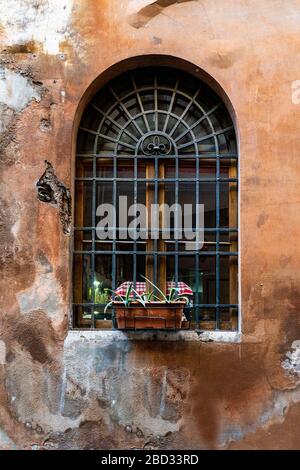 Altes Eisenfenster mit Kuppel Stockfoto