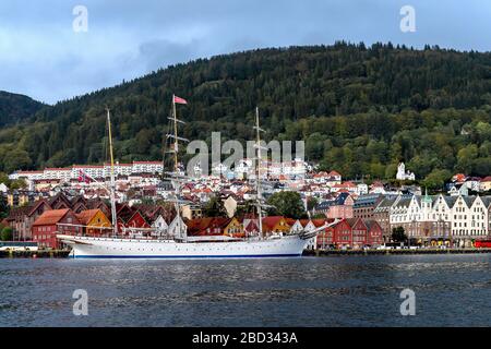 Norwegisches Trainingssegelschiff Statsraad Lehmkuhl am Bryggen Kai, in Bergen, Norwegen. Eine dreimastige Barke Stockfoto