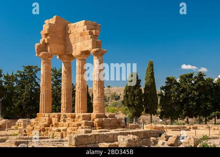 Der Tempel von Dioscuri im Tal der Tempel von Agrigent (Sizilien, Italien) Stockfoto