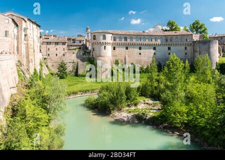 Der 'Ducal Palace' von Urbania (Pesaro-Urbino, Marken, Italien) über den Fluss Metauro Stockfoto