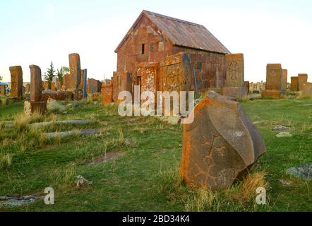 Steinkapelle auf dem Noratus-Friedhof, dem ältesten Armenfriedhof und mit der weltweit größten Khachkar-Kreuzsteinsammlung, Dorf Noratus, A Stockfoto