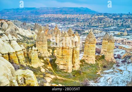 Luftaufnahme von fingerartigen Felsformationen (Feenkimney) des Nationalparks Göreme, Kappadokien, Türkei Stockfoto