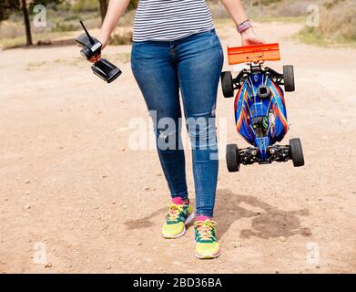 Junge Frau mit Kommando und rc-Auto Stockfoto