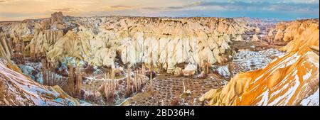 Panorama des farbigen Tuff-Canyons des Love Valley in feurigem Licht des Sonnenuntergangs, Kappadokien, Türkei Stockfoto