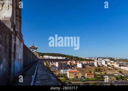 Blick auf Lissabon von Águas Livres Aqueduct an einem sonnigen Tag. Stockfoto