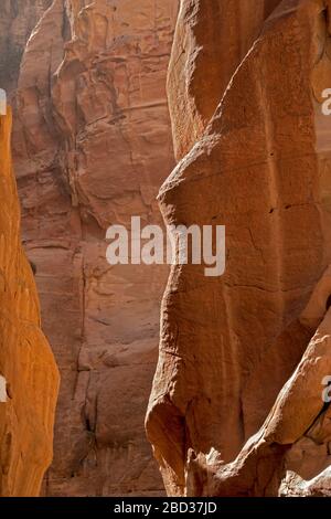 Ein Licht- und Schattenmuster auf Felsen in Petra, einer historischen und archäologischen Stadt im Süden Jordaniens Stockfoto