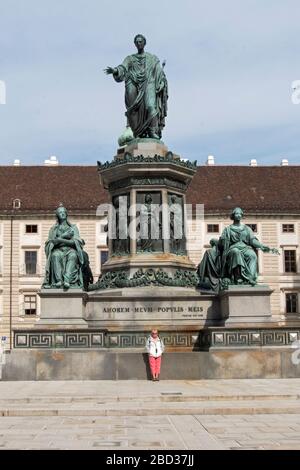 Ein Tourist wird in der Nähe der Statue des Heiligen Römischen Kaisers Franz II. Fotografiert Auf dem Burgplatz der Hofburg in Wien, Österreich. Stockfoto