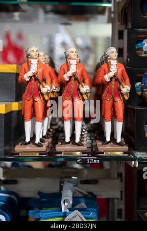Mirabell, ein Touristenladen in Wien, zeigt Statuen des österreichischen Komponisten Wolfgang Amadeus Mozart. Stockfoto