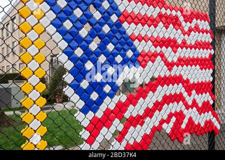 Eine ungewöhnliche amerikanische Flagge aus Quadraten, die in Kettenlenker-Zäune eingebaut werden kann. In Flushing, Queens, New York City. Stockfoto