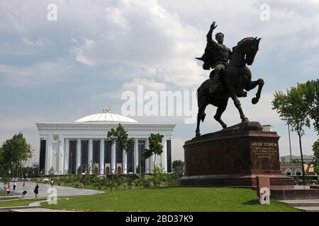 Tamerlane (Amir Timur) Statue vor dem Usbekistan Forum (Dvorets Mezhdunarodnykh Forumov Usbekistan) in Zentral-Taschkent Stockfoto