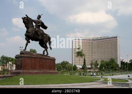 Amir Timur (Tamerlane) Statue auf dem Timurlane plaza vor dem Hotel Usbekistan in Taschkent Stockfoto
