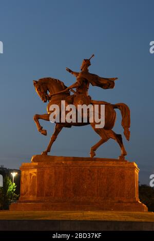 Tamerlane (Amir Timur) Statue auf dem Platz benannt nach Tamerlane in der Nacht Stockfoto