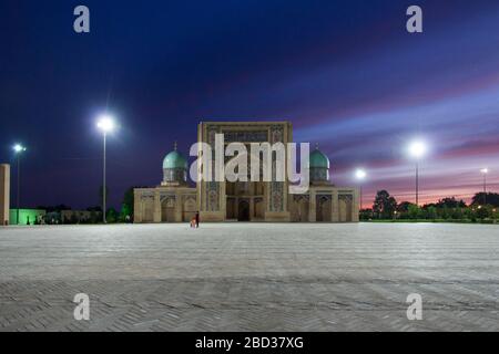 Abendansicht des (hast) Hazrati Imam Komplexes in Taschkent, Usbekistan bei Sonnenuntergang inklusive der Barak Khan Madrassah Stockfoto