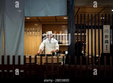 NEW YORK - 16. JANUAR: Sushi-Koch bei der Arbeit im japanischen Dorf mit Sitz in Industry City Brooklyn Stockfoto