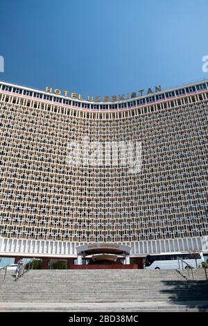 Der brutalistische Turm der Sowjetzeit für das Hotel Usbekistan in Taschkent Stockfoto