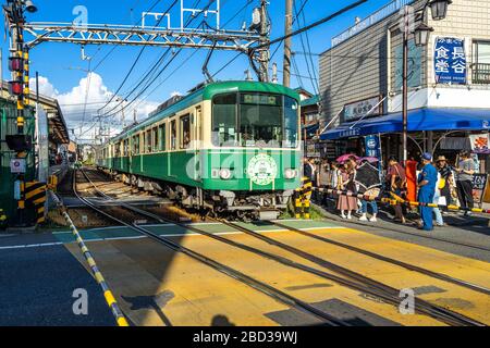 Kamakura, Japan, August 2019 - der Zug der Enoshima Electric Railway am Bahnhof Hase, der nächsten Station des Kotoku-in-Tempels mit dem riesigen Buddha Stockfoto