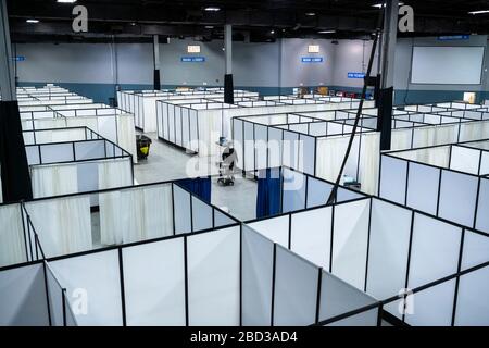 Hunderte von Krankenhausbetten bedecken den Boden in einer am New Jersey Convention Center am 4. April 2020 in Edison, New Jersey, eingerichteten Einrichtung zur pandemischen Linderung der Coronavirus COVID-19. Stockfoto