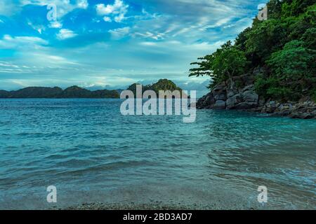 Unentdeckter, abgelegener Strand, der sich gut zum Campen oder Schwimmen oder einfach nur zum Genießen der Natur in der Nähe von Banda Aceh, Sumatra, Indonesien, auslädt Stockfoto