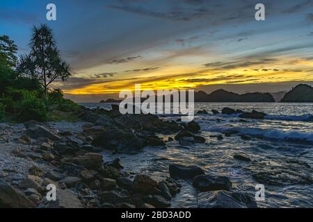 Unentdeckter abgelegener Strand am Abend. Gut zum Campen oder Schwimmen oder einfach nur die Natur genießen Stockfoto