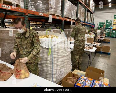 US-Luftstreitkräfte unterstützen Second Harvest Inland Northwest bei der Verpackung und Verteilung von Nahrungsmittelhilfe im Rahmen der COVID-19, Coronavirus Response 6. April 2020 in Spokane, Washington. Stockfoto