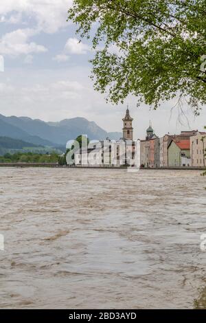 Blick auf Rattenberg Stadt und die tobende Inn Fluss im Frühjahr, Rattenberg, Österreich, Europa Stockfoto