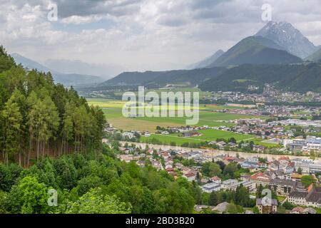 Blick auf Tal und Berge bei Schwaz aus Sicht über der Stadt, Schwaz, Österreich, Europa Stockfoto