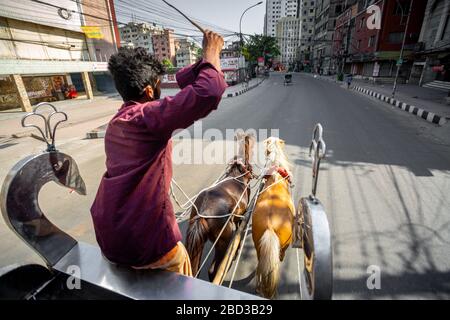 Leben unter der Sperrung des Coronavirus in Bangladesch. In der leeren Stadt wird ein Pferdewagen mitgefahren, der Passagiere befördert Stockfoto