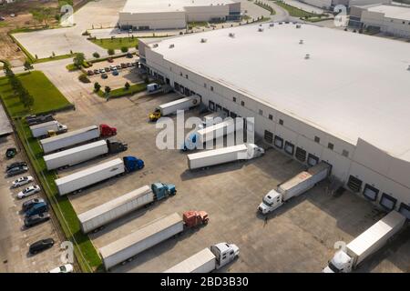 Trucks werden im McLane Global Distribution Center eingesetzt, wo Mitarbeiter Lebensmittelboxen für Studenten in ländlichen Schulen packen, die aufgrund der COVID-19-Pandemie am 26. März 2020 in Houston, Texas geschlossen sind. McLane Global stellt zusammen mit dem US-Landwirtschaftsministerium, PepsiCo und Baylor Collaborative fast 1.000.000 Mahlzeiten pro Woche für bedürftige Studenten bereit. Stockfoto