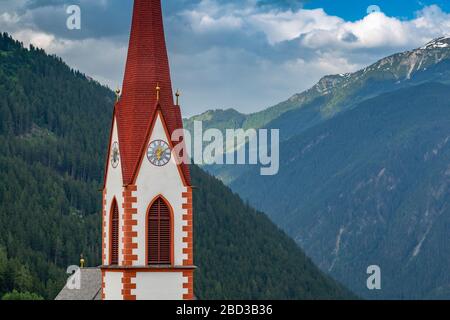 Ansicht der Finkenbergkirche, Finkenberg, Tuxertal, Mayrhofen, Zillertal, Tirol, Österreich, Europa Stockfoto