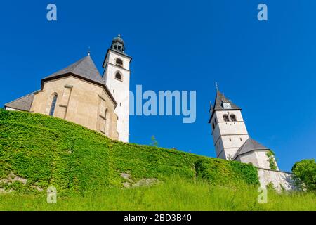 Blick auf die Liebfrauenkirche im Sommer, Kitsbühel, Österreichische Alpen, Tirol, Österreich, Europa Stockfoto