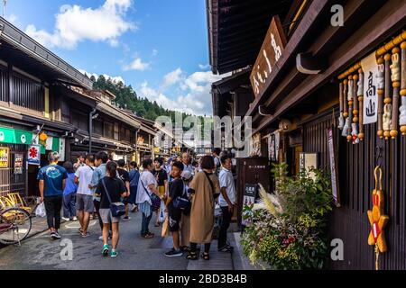 Takayama, Japan, August 2019 - Menschenmenge im Sommer in Takayama, einem beliebten Touristenziel für seine gut erhaltene Altstadt Stockfoto