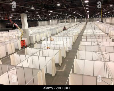 Hunderte von Krankenhausbetten bedecken den Boden in einer am TCF Convention Center am 6. April 2020 in Detroit, Michigan, eingerichteten Einrichtung für Coronavirus Pandemie COVID-19. Stockfoto