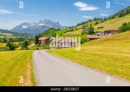 Blick auf die Bahnlinie und Ellmauer Halt Berggipfel in der Nähe von St. Johann, Österreichische Alpen, Tirol, Österreich, Europa Stockfoto