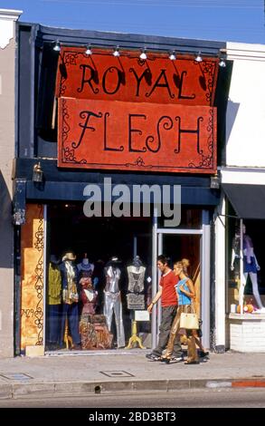 Junge Paare, die an einem Laden namens Royal Flesh in der Melrose Ave. Im West Hollywood Viertel von Los Angeles, Kalifornien, vorbeilaufen. Stockfoto