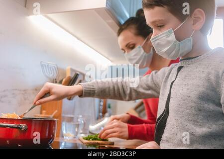Mutter und Sohn kochen zu Hause während der Krisenzeit Stockfoto