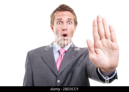 Geschäftsmann hält eine Stopphand, um sich für soziale Distanzierung vor einem weißen Hintergrund zu halten Stockfoto