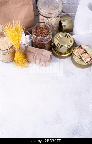 Grundprodukte in Notfallsituationen. Stockfoto