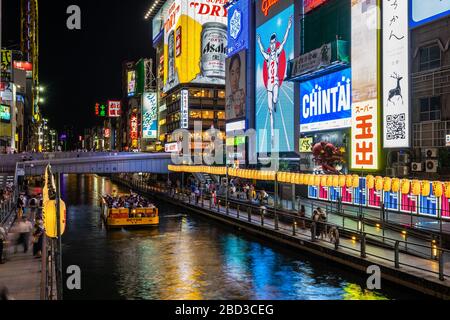 Osaka, Japan, August 2019 - der Dotonbori-Kanal ist das Hauptunterhaltungsgebiet von Osaka, voller Neonlichter, Plakate und Restaurants Stockfoto