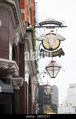 Architektonische Details The Swan Pub, 46 Hammersmith Broadway, Hammersmith, London W6 Stockfoto