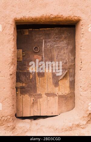 Holztür in der Region M'Hamid El Ghizlane oder Lamhamid Ghozlane ist eine kleine Oasenstadt in der Provinz Zagora, Drâa-Tafilalet in Marokko, Afrika. Stockfoto
