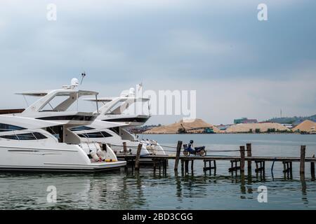 Bild auf den Docks im Hafen von Sihanoukville, Sihanoukville, Kambodscha. Stockfoto