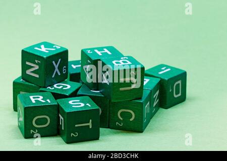 Kleine Holzwürfel mit Buchstaben darauf sehen fast wie Kacheln für das Spiel Word Scramble aus Stockfoto
