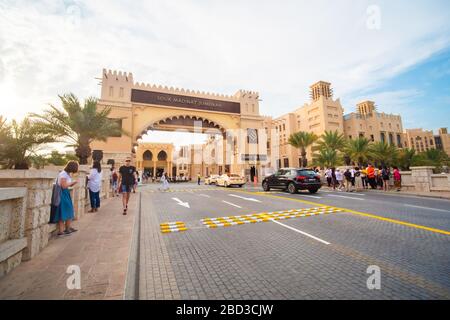 Dubai, VAE - 14. Dezember 2019: Souk Madinat Jumeirah mit Touristen Stockfoto