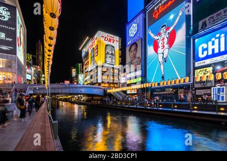 Osaka, Japan, August 2019 - der Dotonbori-Kanal ist das Hauptunterhaltungsgebiet von Osaka, voller Neonlichter, Plakate und Restaurants Stockfoto