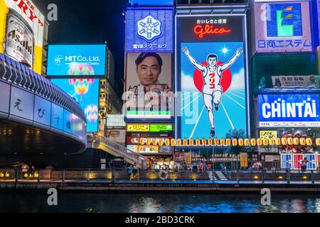 Osaka, Japan, August 2019 - Glico Running man Neon-Zeichen am Dotonbori-Kanal ist das beliebteste Wahrzeichen Osakas Stockfoto