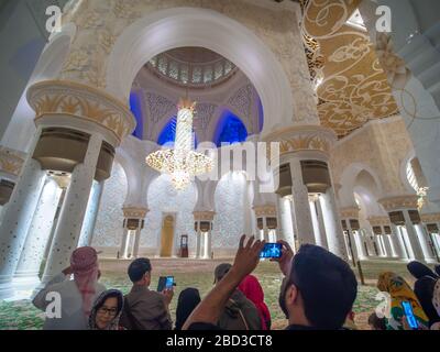 Dubai, VAE - 14. Dezember 2019: Touristen in der Zayed Moschee. Stockfoto