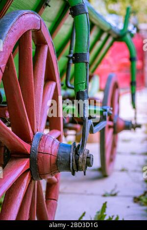 Holzwagen mit roten Rädern. Stockfoto