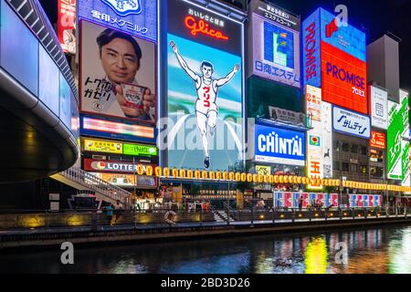 Osaka, Japan, August 2019 - die Neon-Schilder und Plakate am Dotonobori-Kanal sind eine der bekanntesten Nachtattraktionen Osakas Stockfoto