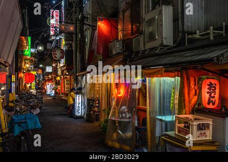 Osaka, Japan, August 2019 - Nachtansicht einer ruhigen Straße in Osaka in der Nähe der Dotonbori-Gegend voller traditioneller japanischer Restaurants und farbenfroher Laternen Stockfoto